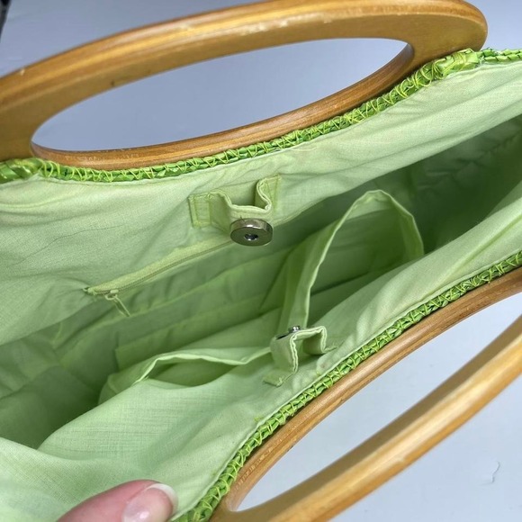 Green woven straw tote bag with handmade shell‎ butterfly design wooden handle - Picture 8 of 8